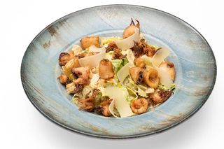 Салата Класически цезар с хрупкави калмари (310г)