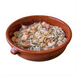 Gulas con gambas al ajillo