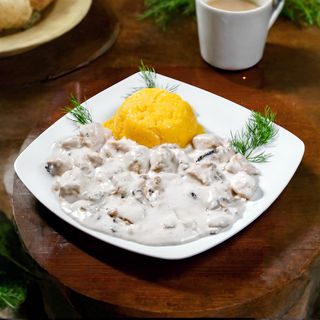 Pui cu smântână şi ciuperci