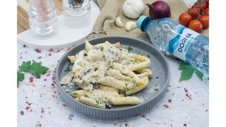Penne cu ciuperci si pui,apa plata