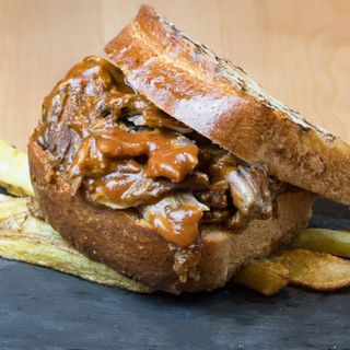 Sandwich pulled pork con patatas