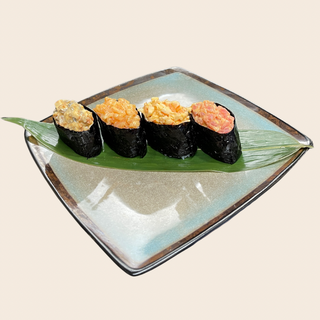 Гункан с лососем (50г)