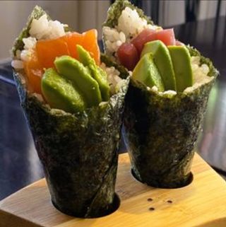 74A.- Temaki De Atún Con Huevas De Wasabi Y Pepino(1 Ud.)