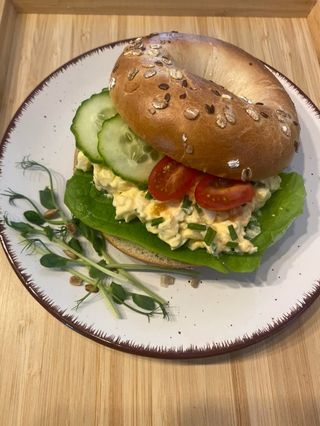 Bajgiel z pastą jajeczną