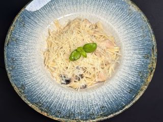 Паста з куркою та печерицями