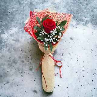 Elegantno upakovana ruža