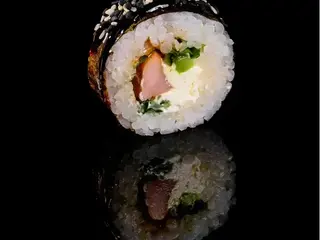 Futomaki ze smażonym tuńczykiem 10 szt. (300g)