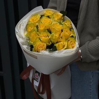 15 жовтих троянд 