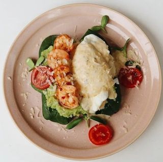 Яйце пашот з гуакомоле та креветками