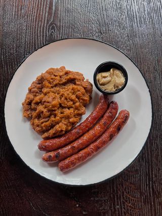 Pivničke kobasice sa zapečenim grahom