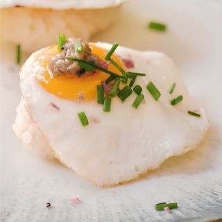 Nigiris de huevo de codorniz con trufa