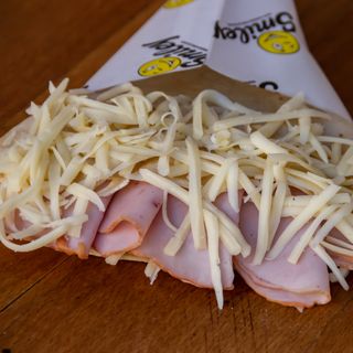 Palačinka sa pečenicom, kačkavaljem i salatom od pečuraka