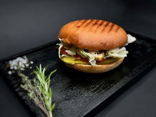 Бургер з нарізаним м"ясом свинини