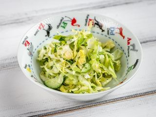 ДМ Салат з молодої капусти, огірка, зелені та домашньої олії (125g)