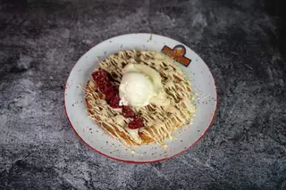 Waffle Cheesecake malina + Coca-Cola