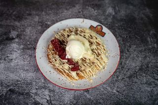 Waffle Cheesecake malina + Coca-Cola