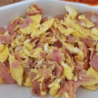 Huevos revueltos con jamón