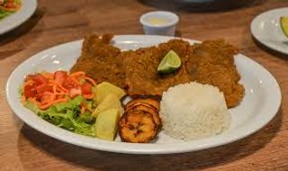 Chuleta valluna con frijoles y arroz blanco