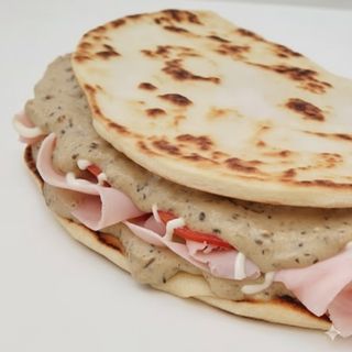 Piadina con prosciutto cotto, pomodoro e crema di funghi