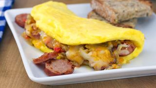 Omlet sa piletinom i kobasicom