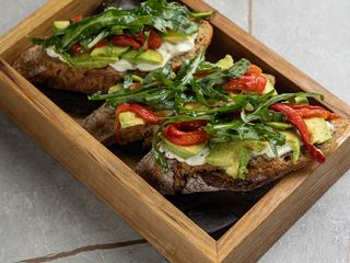 Канапки з авокадо, запеченим перцем та філадельфією (180g)