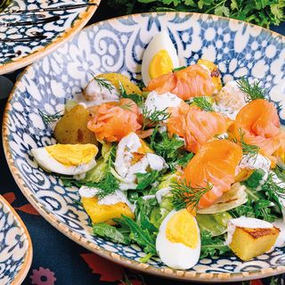 Salată cu păstrav și ou