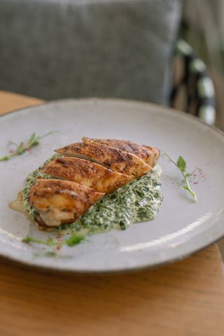 Куриное филе с грибами и шпинатным соусом