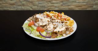 Piatto kebab con patatine