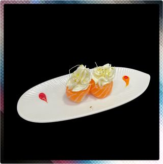 163. Gunkan De Salmón Con Salsa (2 Pzs.)