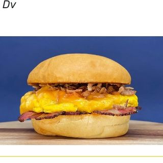 Uovo alla piastra, bacon, peperoni grigliati, provola affumicata