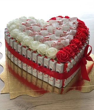 Aranjament trandafiri albi , rosii si dulciuri