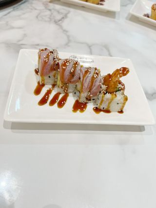 40 Ebi Tempura Roll Con Atún Flameado Y Salsa Anguila (8 Pzs.)