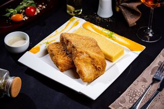 Crap prajit cu mamaliguta si mujdei