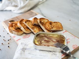Anchoas en mantequilla con brioche tostado