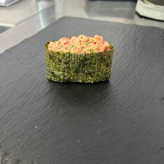 Гункан з лососем (50г)