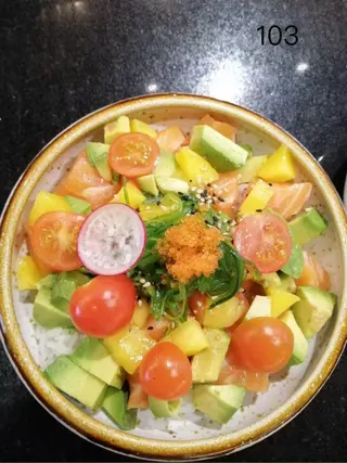103. Cirashi de salmón y aguacate