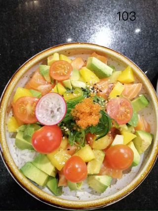 103. Cirashi de salmón y aguacate