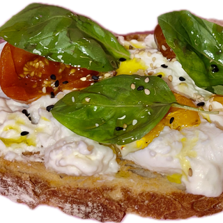 Tostada con queso burrata y tomate cherry al horno