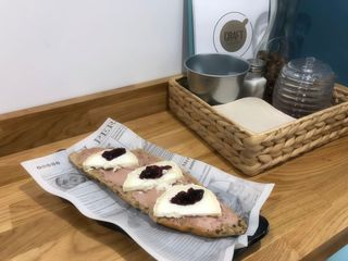 Tostada Con Paté Rulo De Cabra Y Confitura Arándano