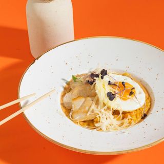 Жареный рамен с курицей