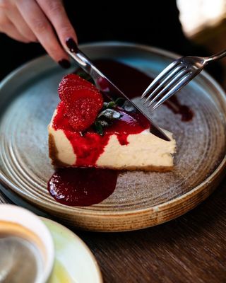 ნიუ-იორკული ჩიზქეიქი მარწყვის ჯემით/New York cheesecake with strawberry jam