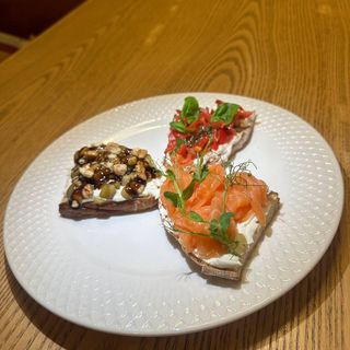 Трио  из брускет