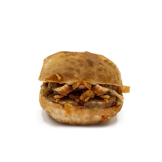 32. Burger, bacon ahumado, cebolla crujiente y mojo