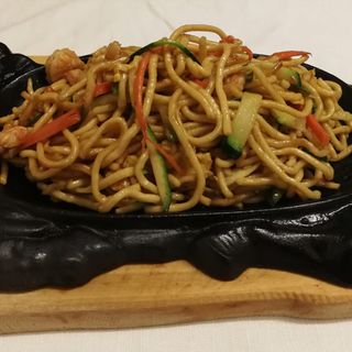 37 Pasta fresca con frutti di mare e verdure alla piastra