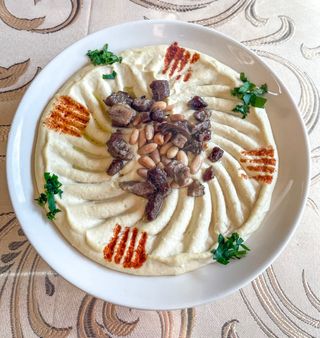 Hummus cu carne snubar