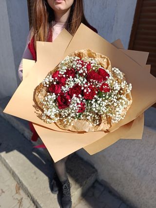 Buchet 13 trandafiri roșii si gypso