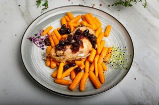 IEPURE FRAGED CU BABY CARROTE,MENTA SI CHUTNEY DE MERERISOARE 350G