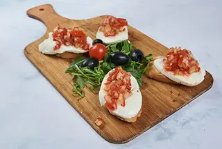 Brusketi mocarela i paprika