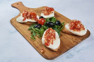 Brusketi sa paradajzom i mozzarelom