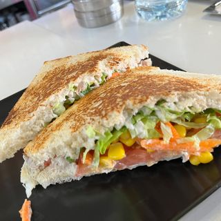 Sándwich Vegetal Con Atún